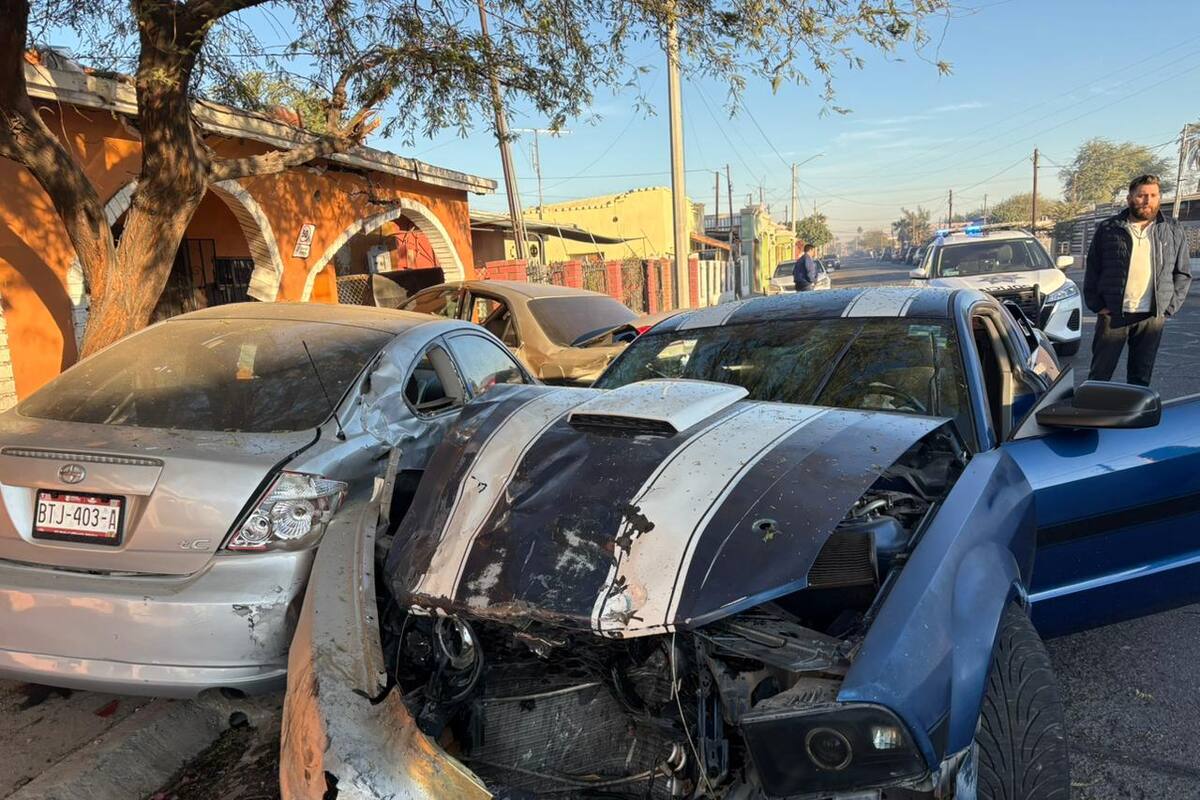 Pierde el control de su Mustang y causa daños a dos autos y a una casa en la Carbajal