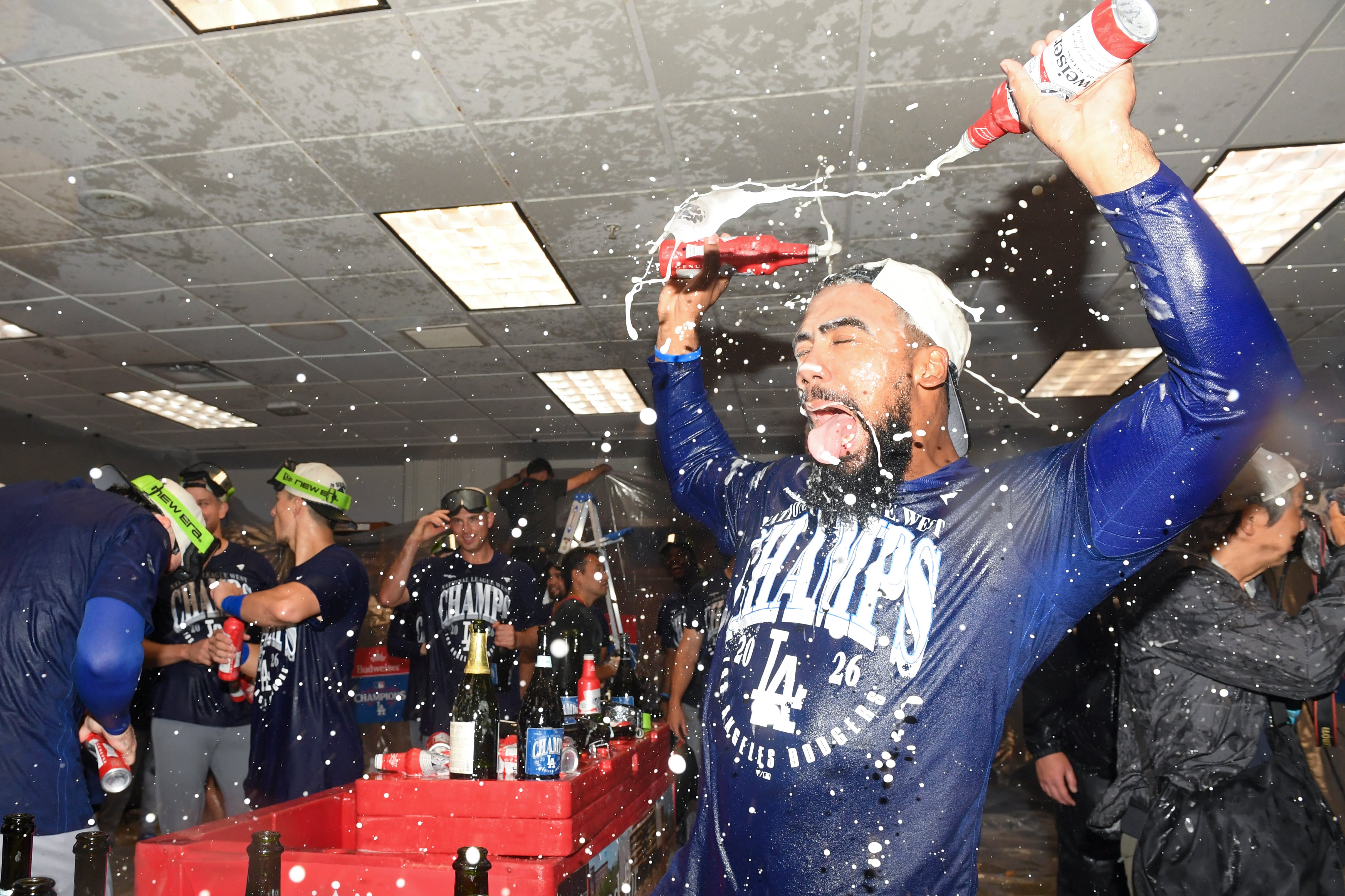 Teoscar Hernández de los Dodgers de Los Ángeles luego que el equipo aseguró su quinto título consecutivo en la División Oeste de la Liga Nacional, el jueves 17 de septiembre de 2026, en Cincinnati. (AP Foto/Tanner Pearson)