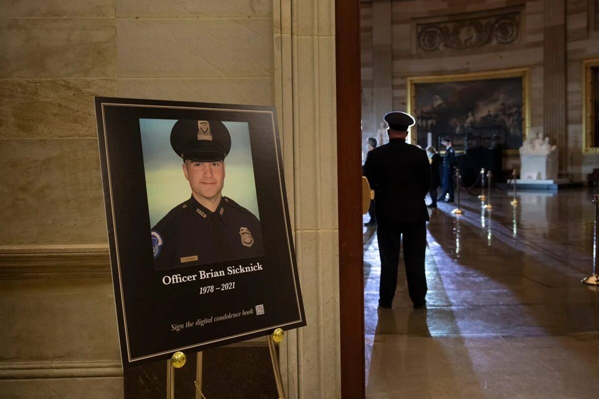 Localizan a sospechoso de rociar químico a policía que murió en asalto al Capitolio