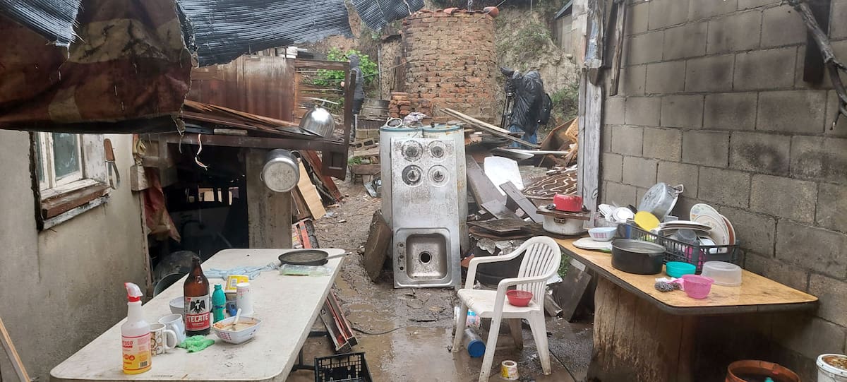 Tres personas, entre ellos un adulto mayor, tuvieron que desalojar los domicilios.