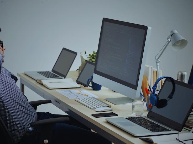 ¿Genio o fraude? Programador fue despedido luego de que logró automatizar su trabajo años antes de la IA y pasó seis años ganando mucho dinero sin hacer “nada”, pero asegura que perdió todas sus habilidades