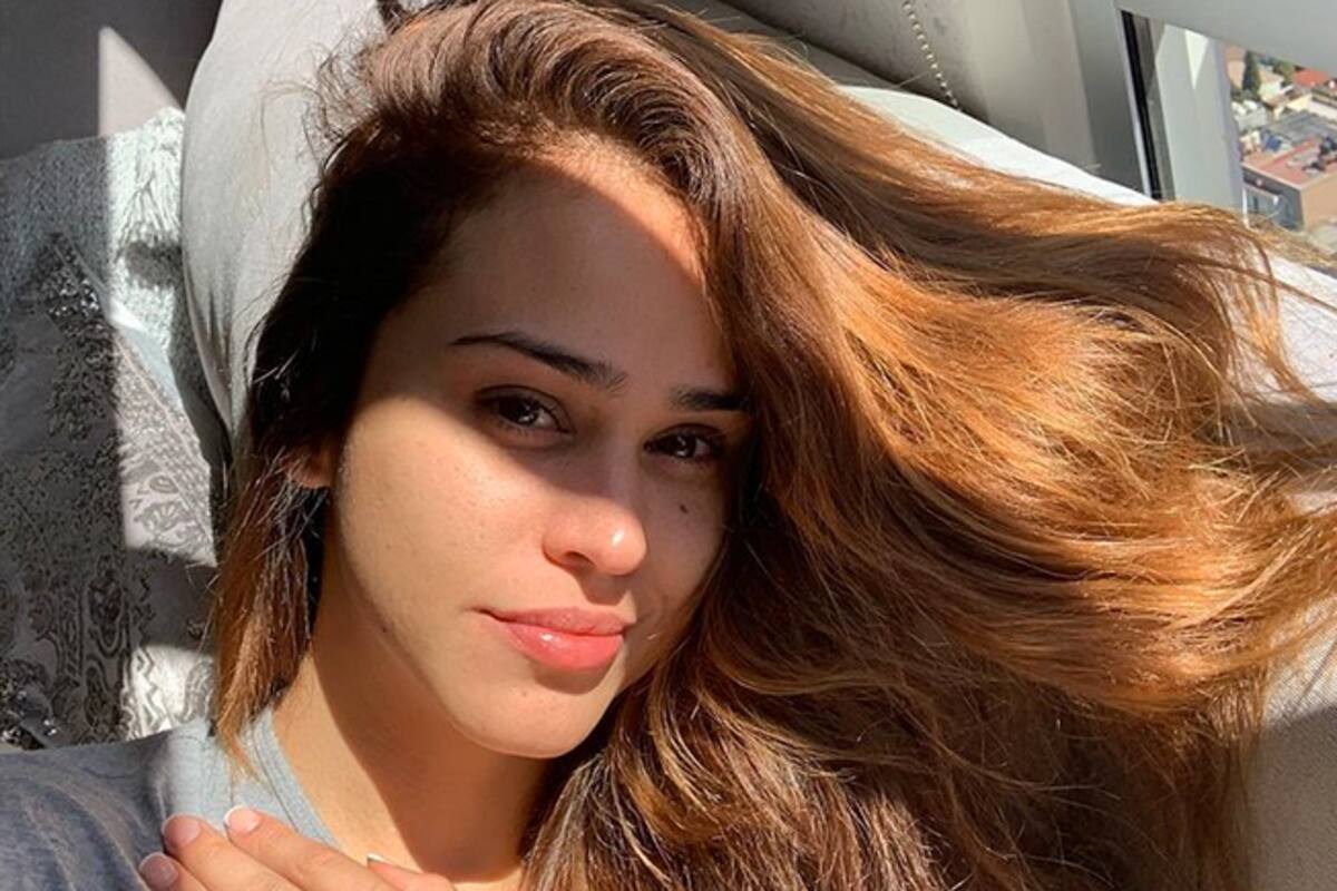 Yanet García luce muy enamorada por las calles de su natal Santiago, Nuevo León
