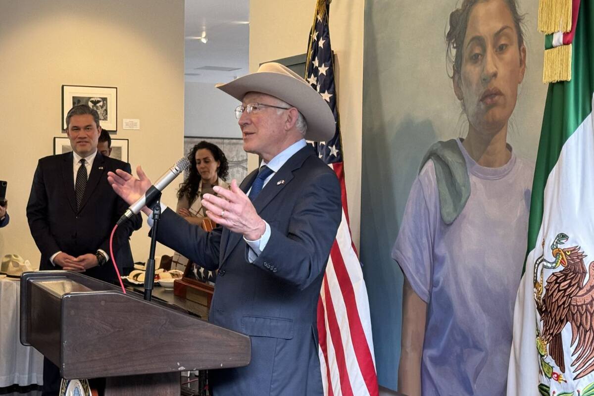 Ken Salazar sostiene que “hay fentanilo en México” y se despide como embajador de EU