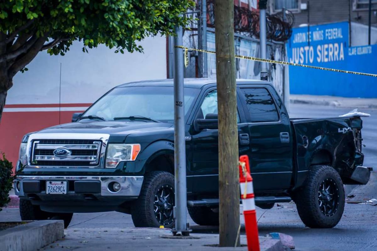 El percance ocurrió durante la madrugada e involucró una motocicleta y una camioneta Ford F-150. Foto: Border Zoom