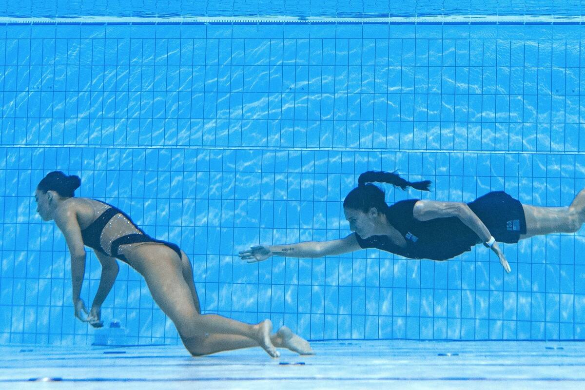 El momento en que salvan a la nadadora Anita Álvarez tras desmayarse en la piscina durante el Mundial de Natación