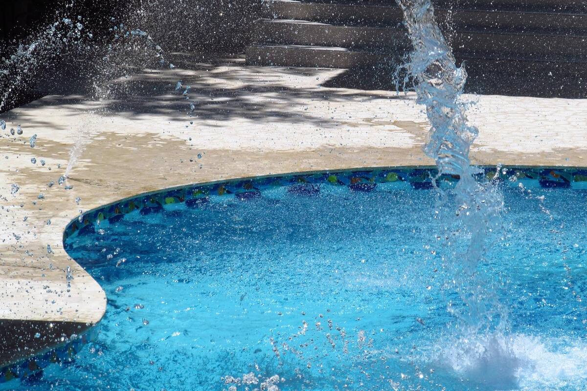 Salta a lo más profundo de una piscina y fallece en colonia Casa Blanca