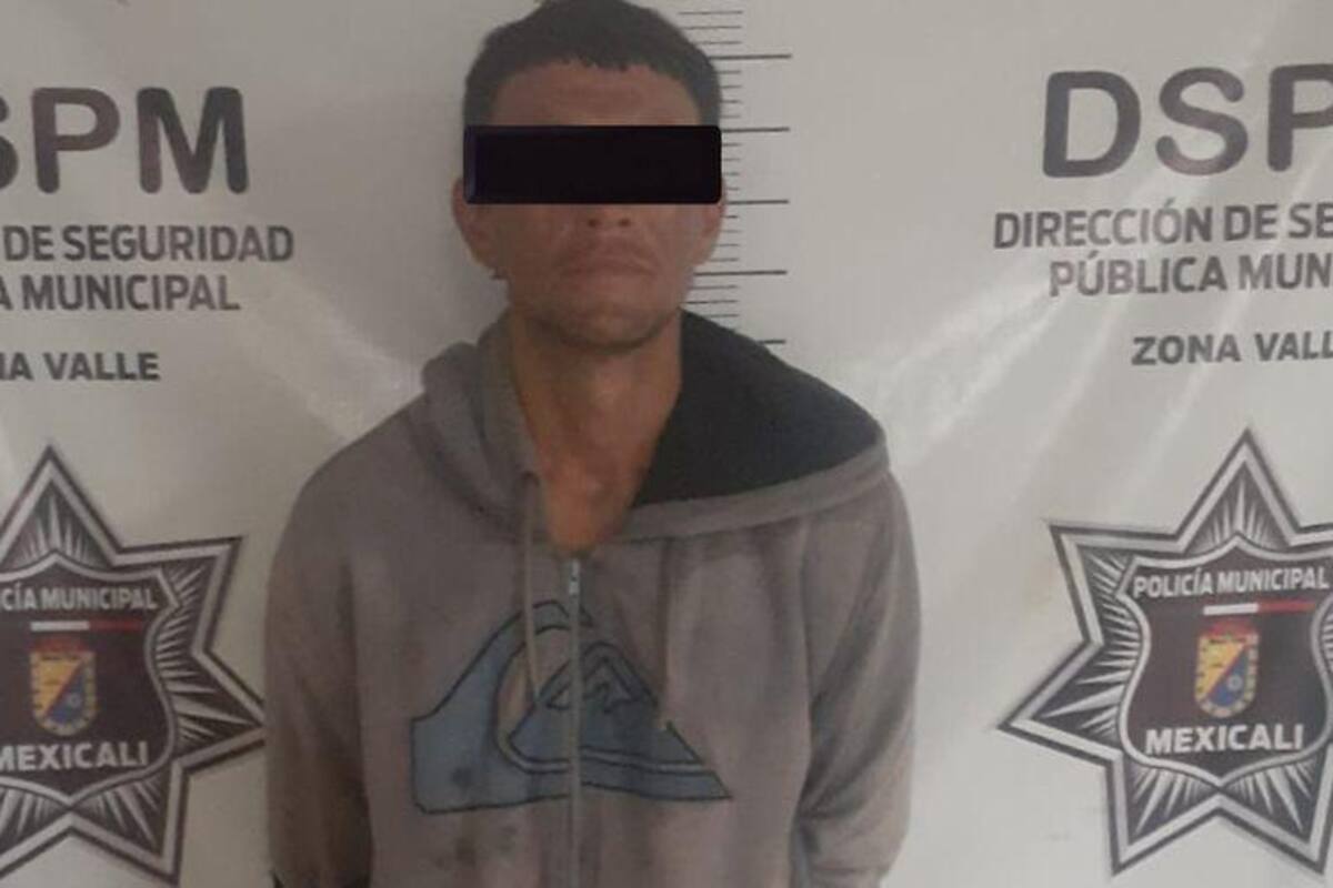 Camina con machete en mano y lo detienen