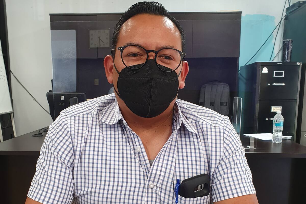 Alumnas protestan por no permitirles usar maquillaje