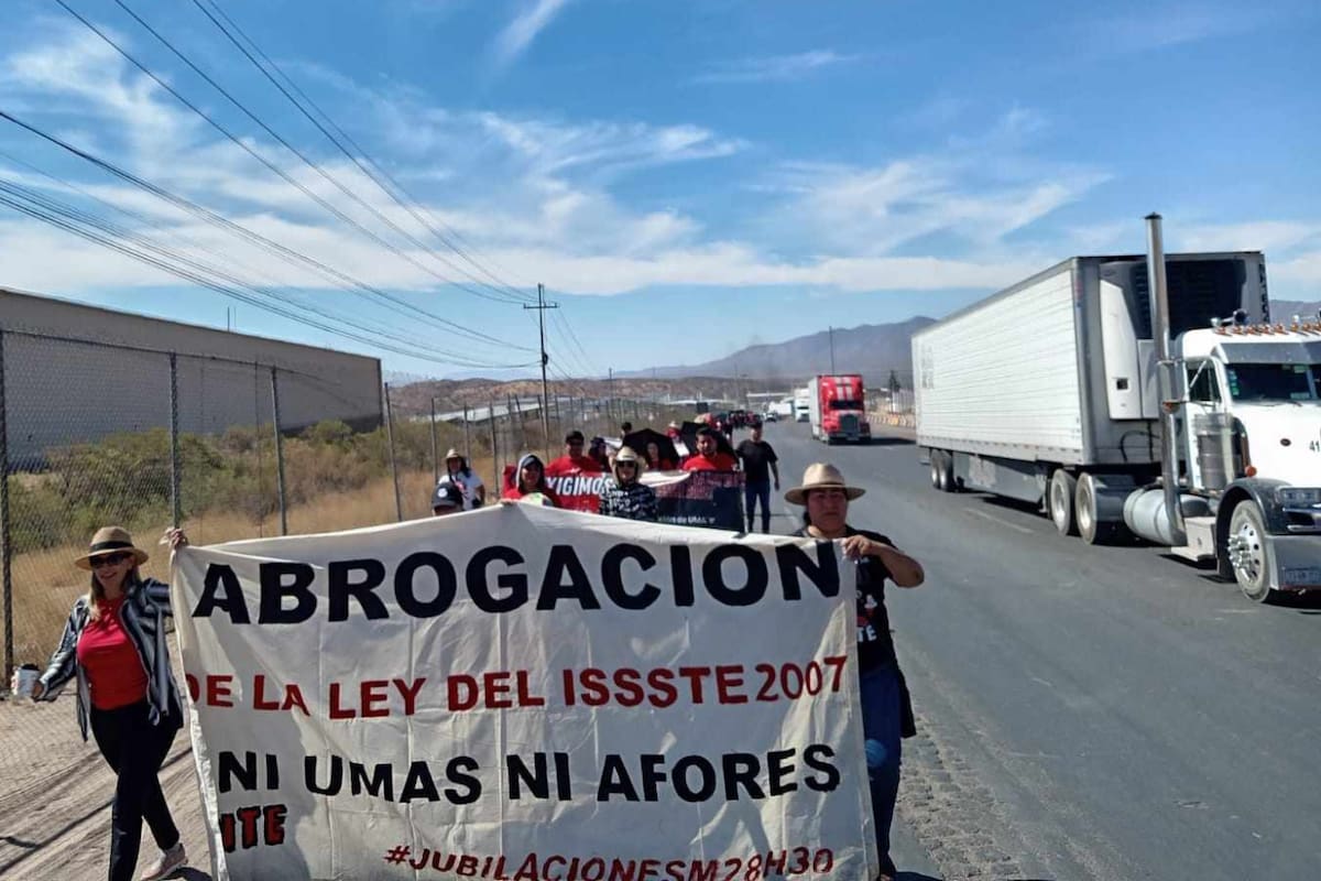 Maestros federalizados toman caseta de Nogales