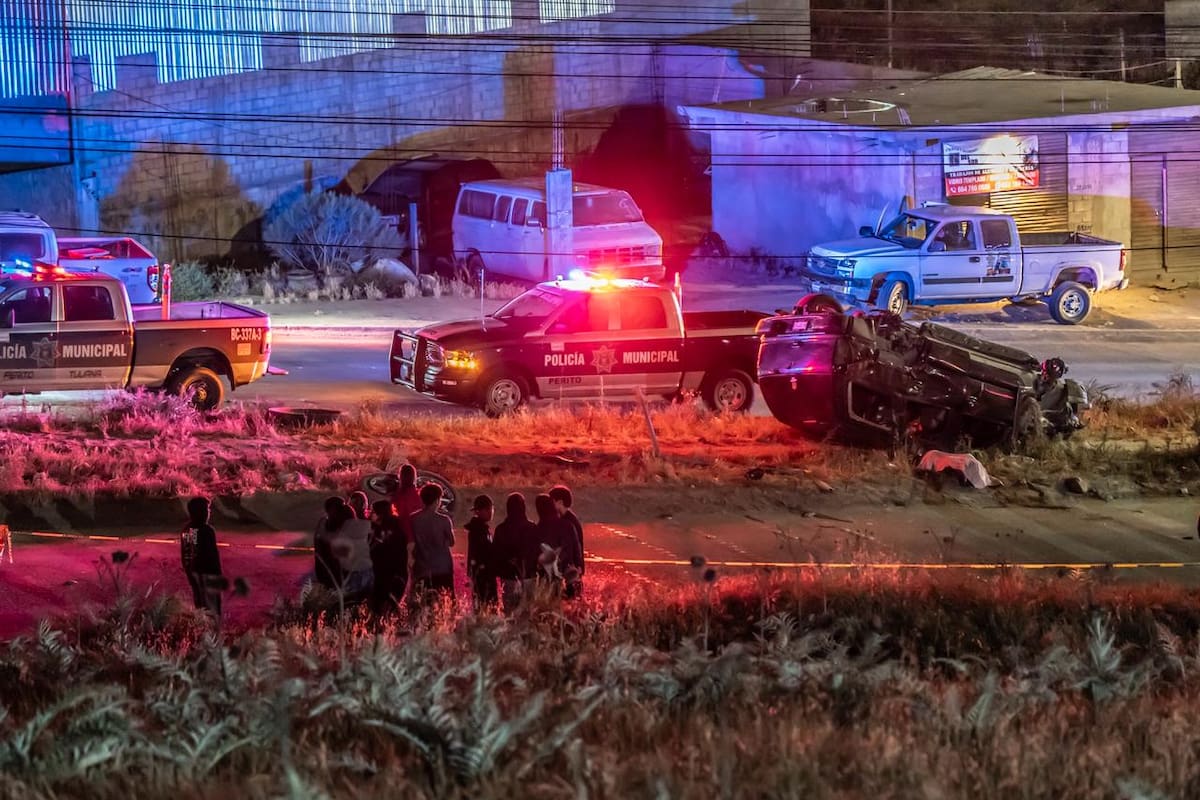 Muere menor de 16 años tras volcadura en Tijuana