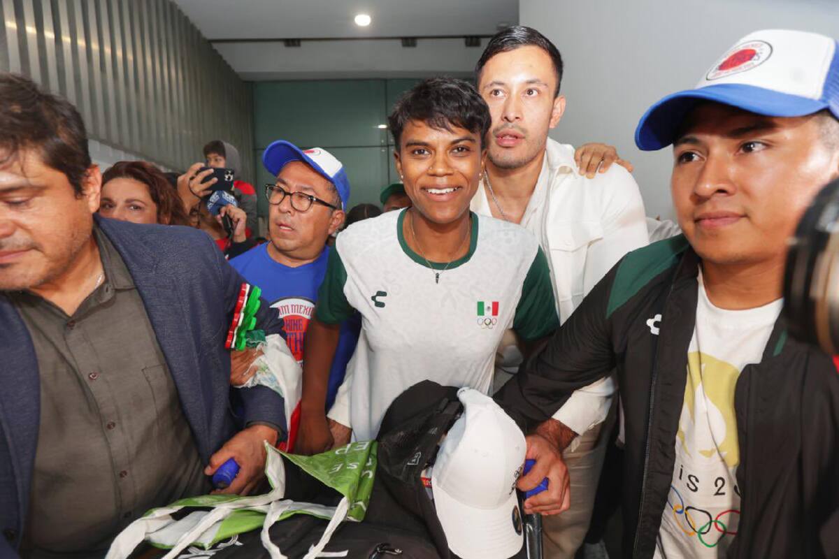 Prisca Awiti, ovacionada en su regreso a México tras medalla de plata en París 2024