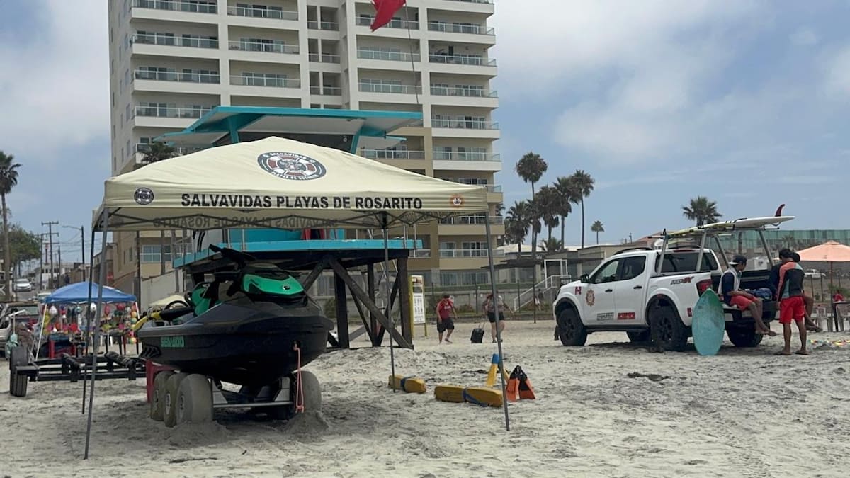 Más de cinco mil personas acudieron este sábado a la playa de Rosarito para refrescarse del calor, mientras salvavidas reforzaron la vigilancia durante la jornada. Foto: Carmen Gutiérrez.