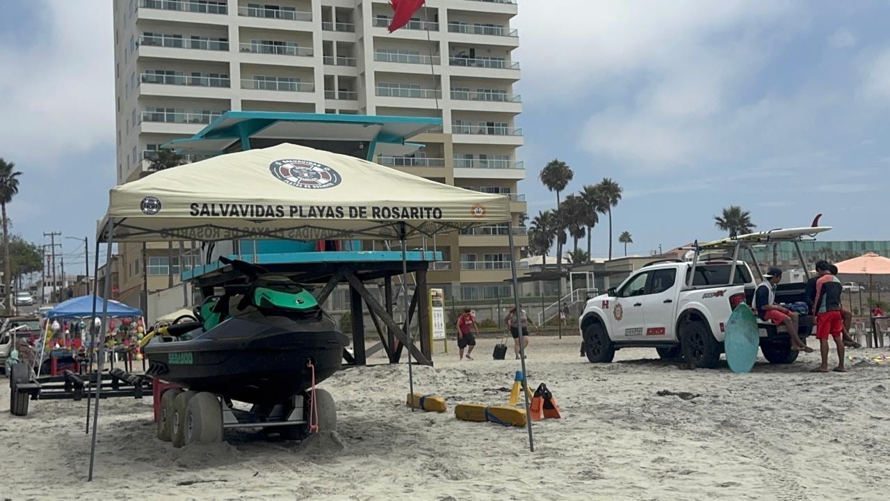 Más de cinco mil personas acudieron este sábado a la playa de Rosarito para refrescarse del calor, mientras salvavidas reforzaron la vigilancia durante la jornada. Foto: Carmen Gutiérrez.