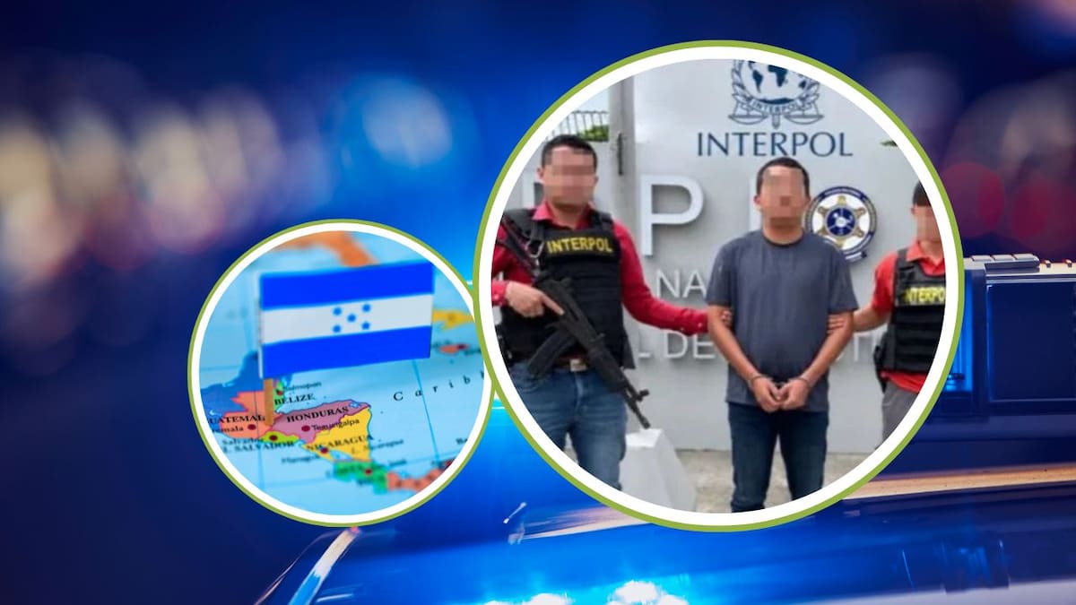 El ciudadano mexicano detenido es escoltado por dos agentes de la Policía Nacional de Honduras en San Pedro Sula, tras un operativo relacionado con retiros irregulares en cajeros automáticos.