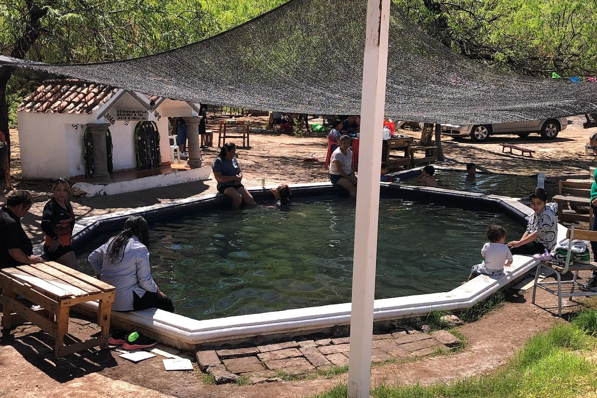 Ciudad Obregón: Confían en que las aguas termales les curarán sus males