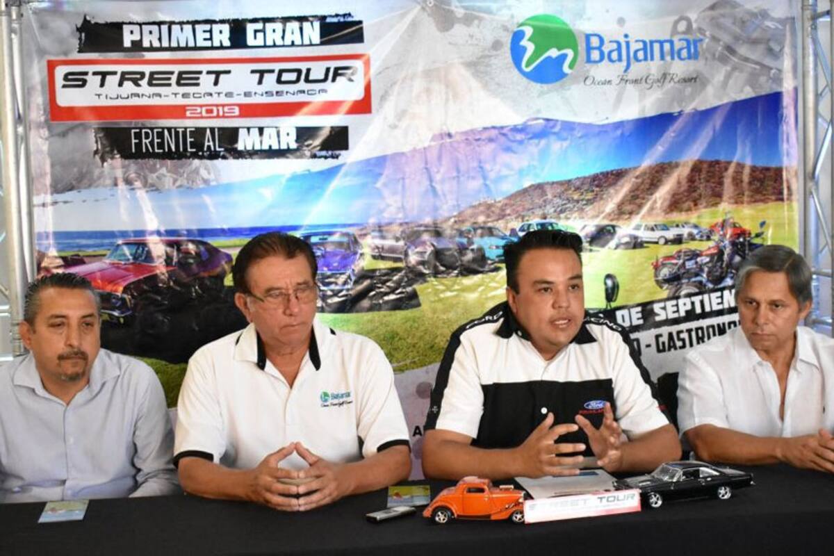Exhibición de autos y motocicletas, clásicos, de lujo y deportivos