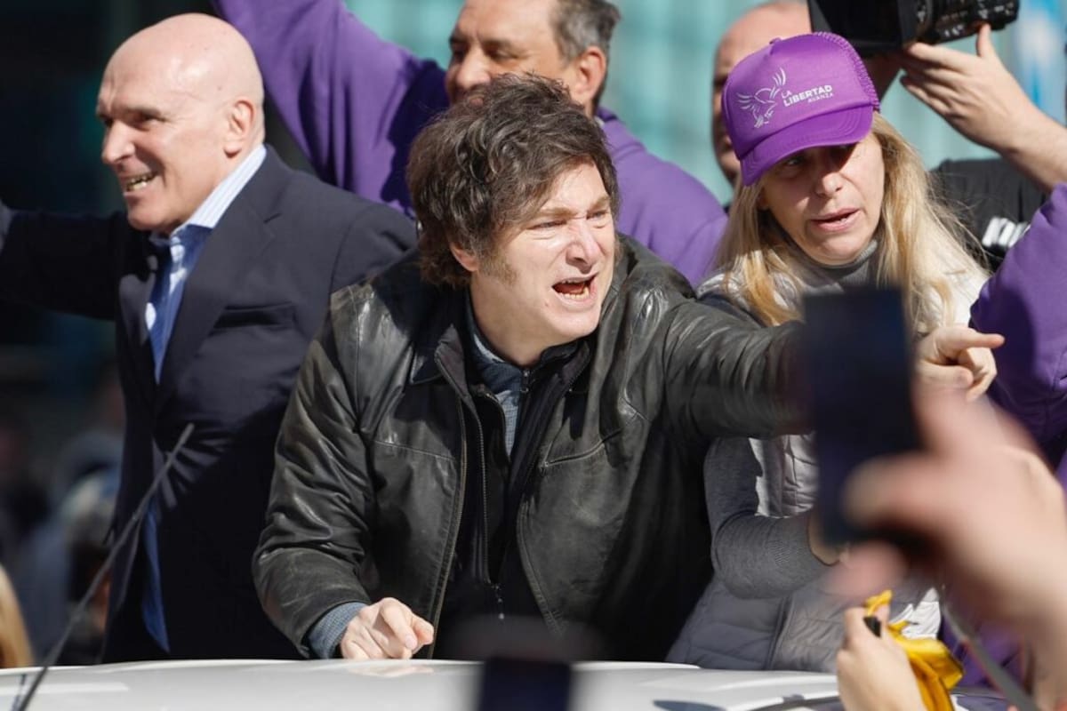 Javier Milei siendo evacuado por su seguridad durante el acto electoral en la provincia de Buenos Aires | El Comercio