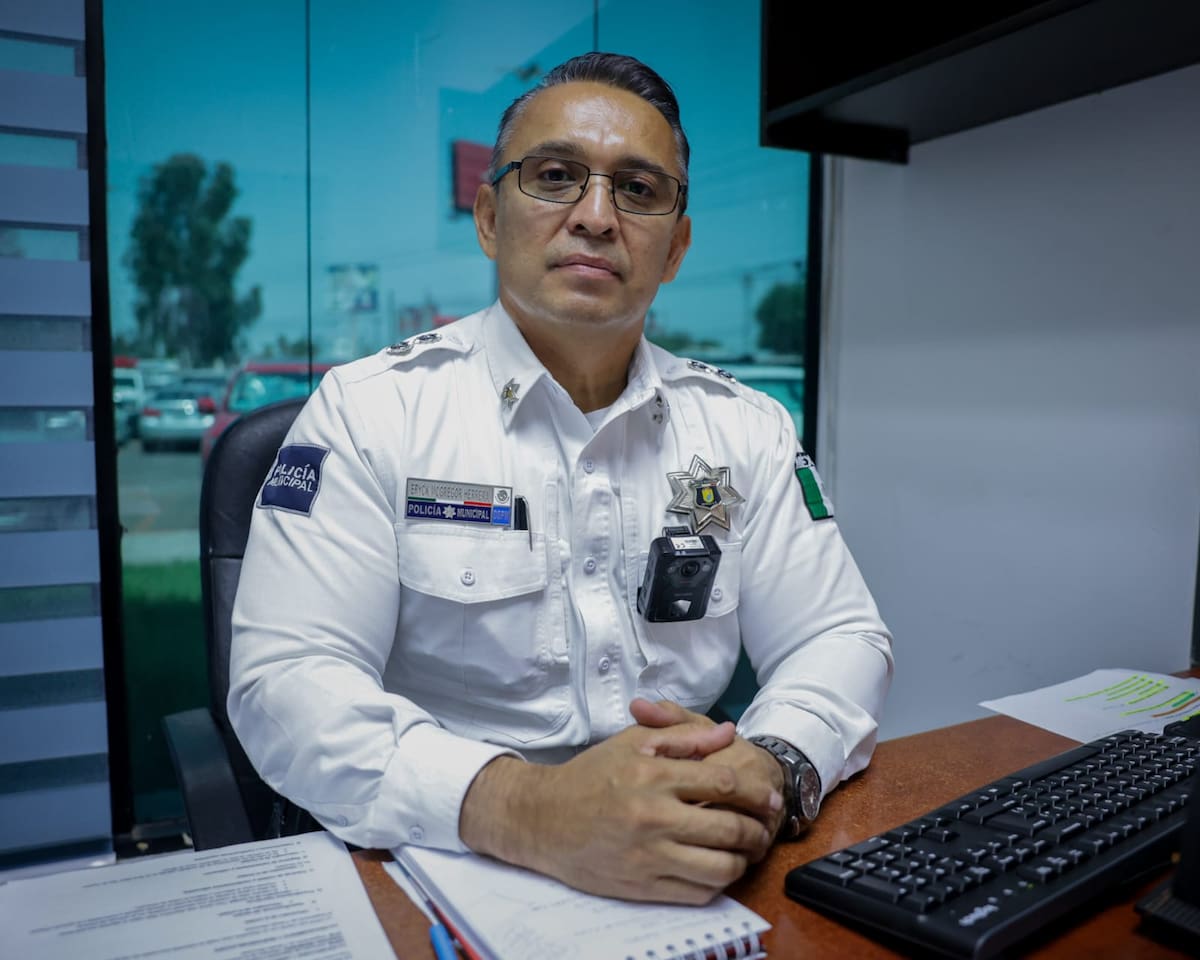 El subcomandante de Tránsito de la DSPM, Eryck McGreggor Herrera Álvarez, recomendó extremar precauciones al volante durante la temporada de altas temperaturas. Foto: Said Morones.