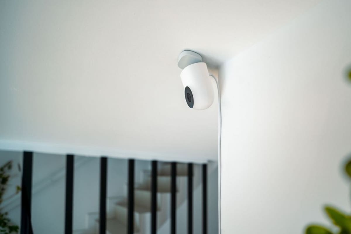 Instalar cámaras de seguridad en tu casa es legal pero el C5 exige cumplir con un letrero obligatorio de 24 horas y prohíbe apuntar a tus vecinos para no violar la ley