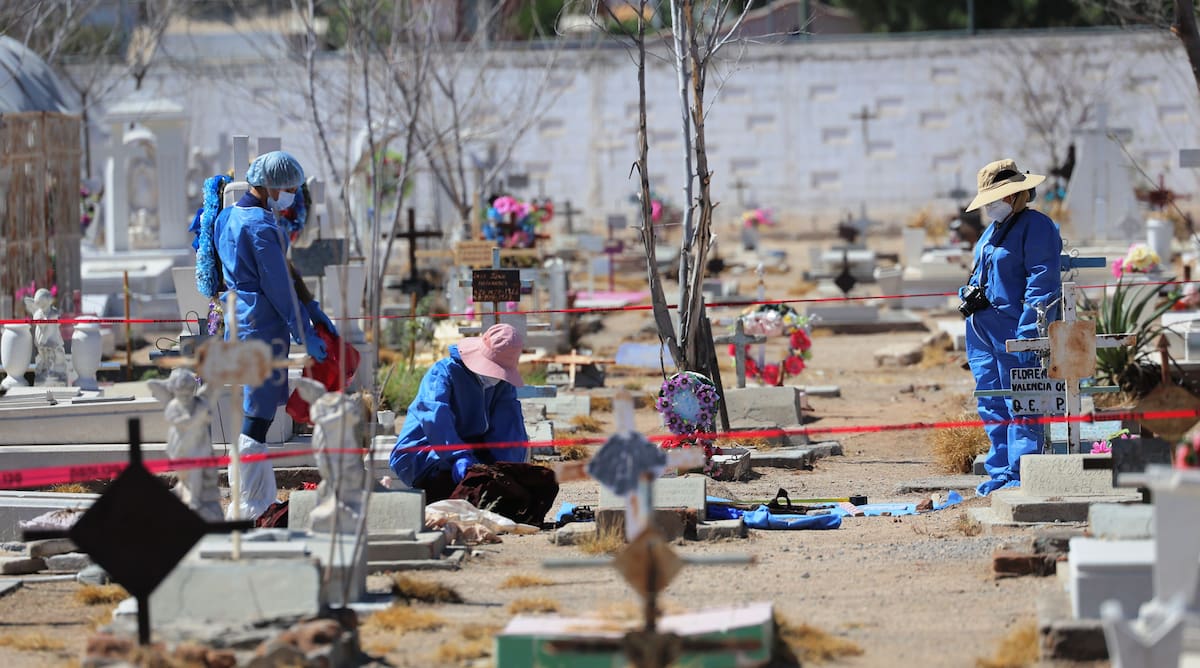 Para realizar sus labores el personal de Periciales delimitó una zona amplia. FOTO: JULIÁN ORTEGA