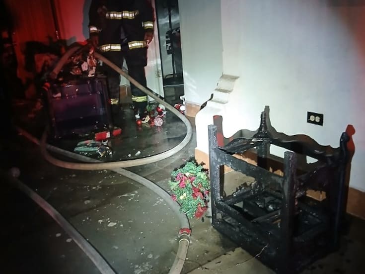 Cortocircuito en árbol navideño provoca incendio en casa de SLRC