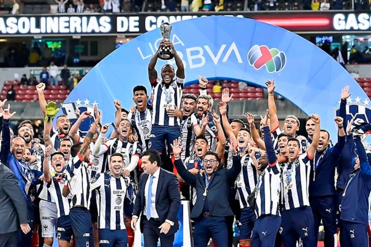 Joven acusa a Viva Aerobús de retrasar vuelo por estar viendo el Rayados vs América