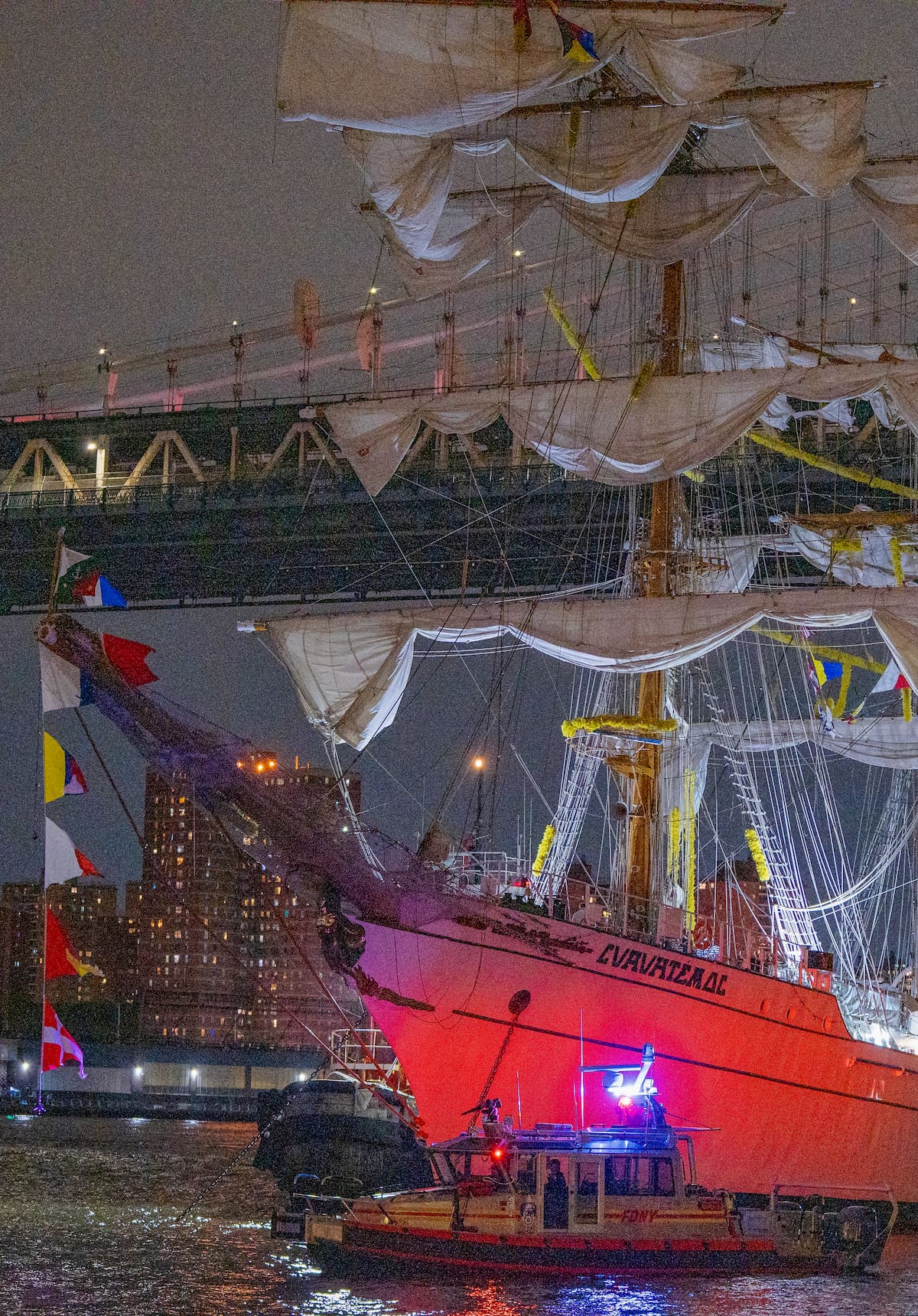 Fotografía del buque escuela mexicano Cuauhtémoc junto al puente de Brooklyn en Nueva York (EE.UU.). EFE/ Angel Colmenares
