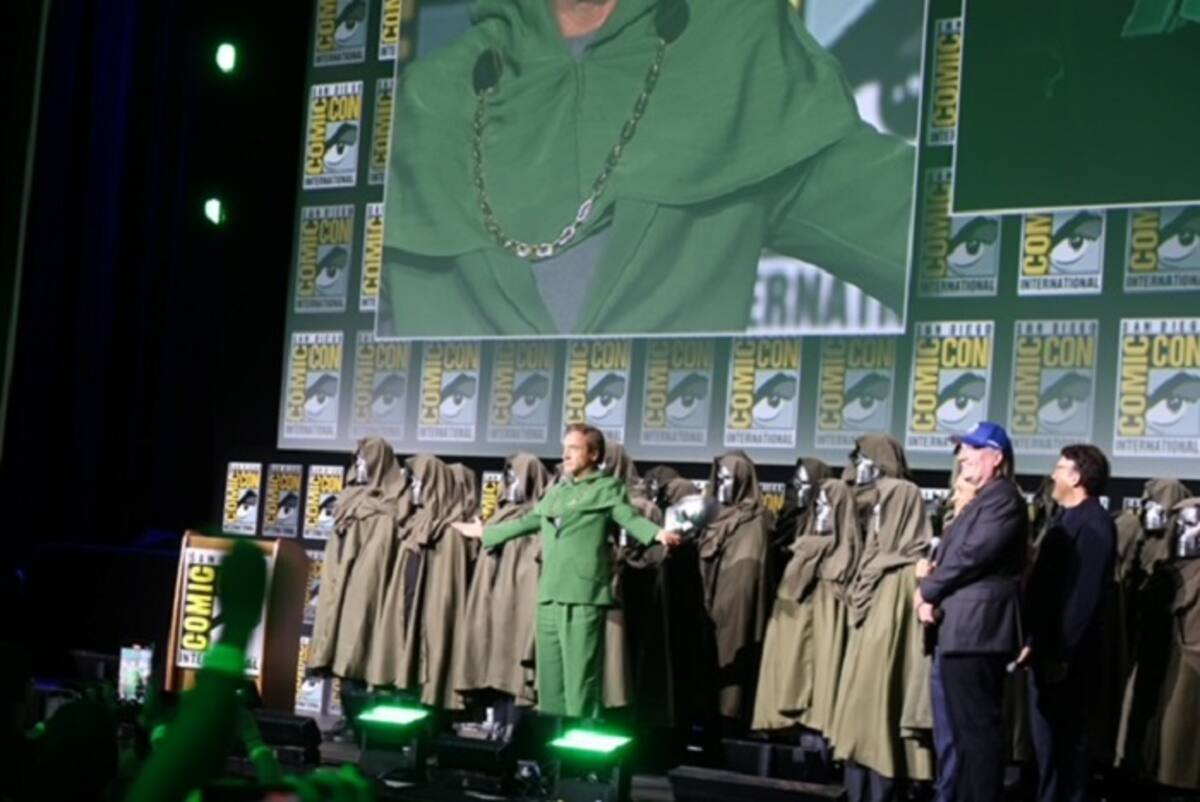 Robert Downey Jr. estuvo un minuto levantando sus brazos frente al público en el Hall H, haciendo una pose que hizo famosa por dicho personaje, mientras la audiencia gritaba y aplaudía.