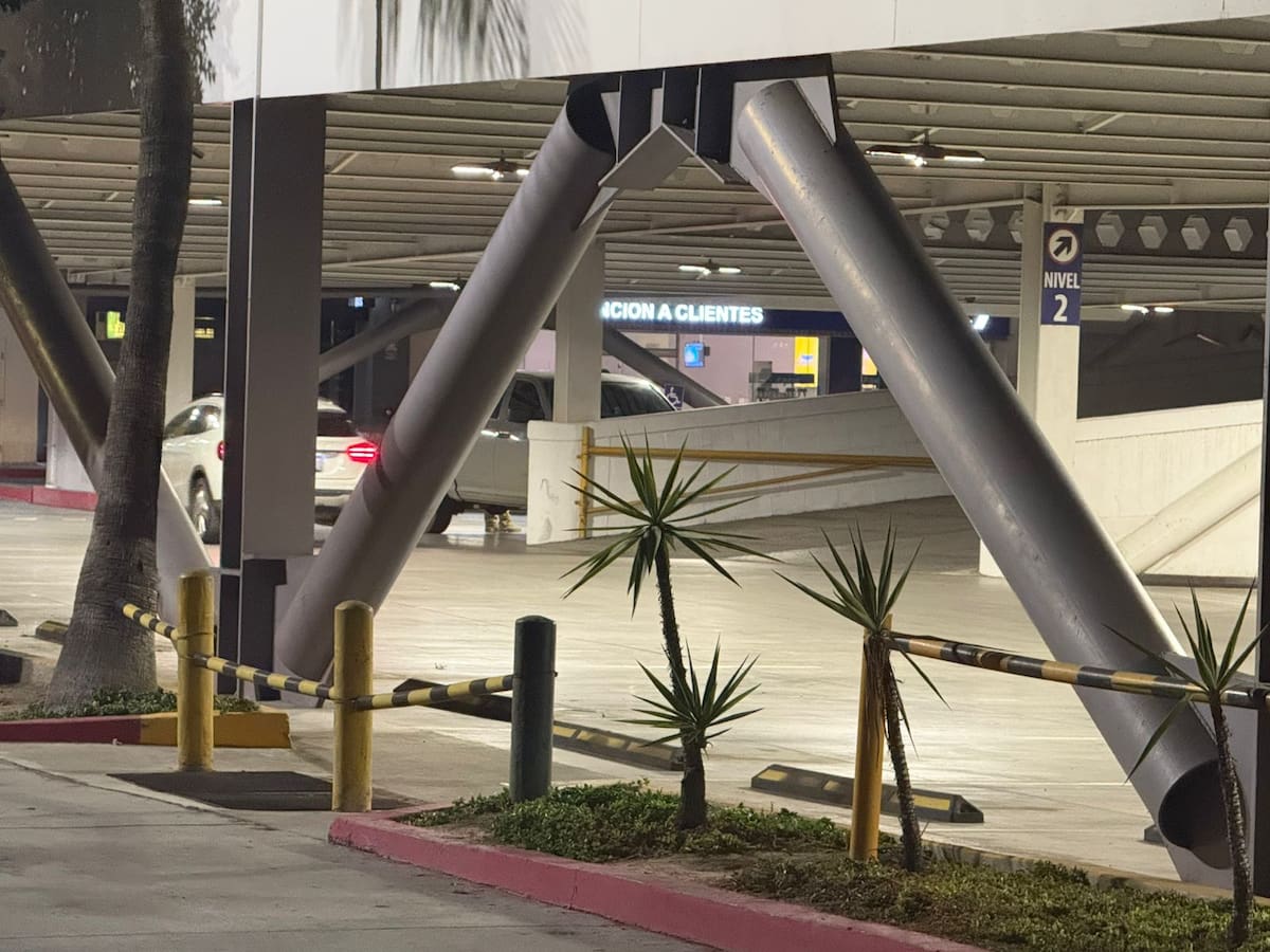 El hallazgo ocurrió en el segundo nivel del estacionamiento de la plaza.