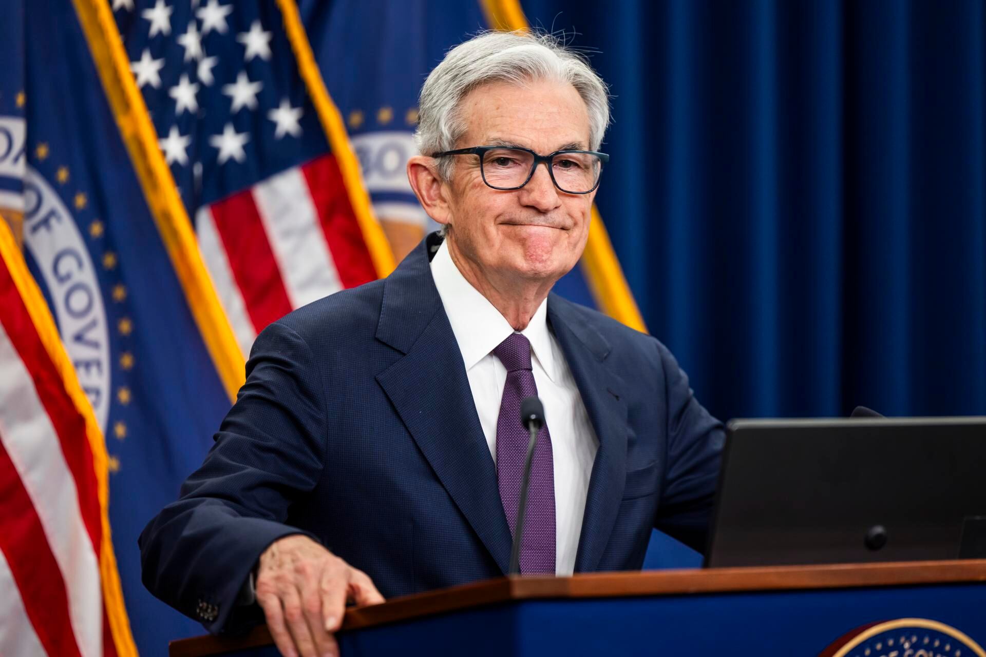 El presidente de la Reserva Federal de EEUU, Jerome Powell, habló con la prensa tras la decisión del organismo de mantener sin cambios las tasas de interés este 18 de junio de 2025 en Washington, D.C. Previamente, el presidente Donald Trump calificó a Powell de “estúpido” por no reducir las tasas. | Crédito: EFE/EPA/JIM LO SCALZO