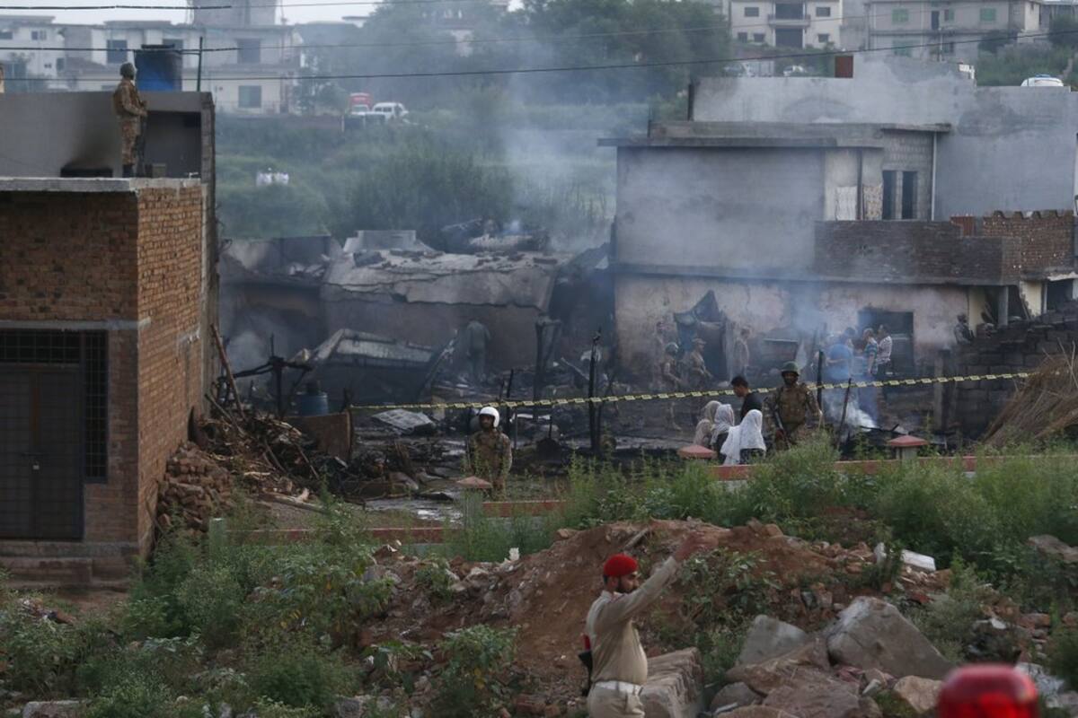 VIDEO: Avión se estrella en Pakistán; mueren 17 personas