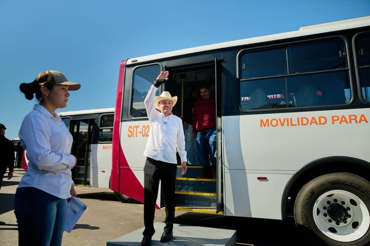 Los nuevos camiones contribuirán a sustituir autobuses que concluyeron su vida útil, informó el gobernador.