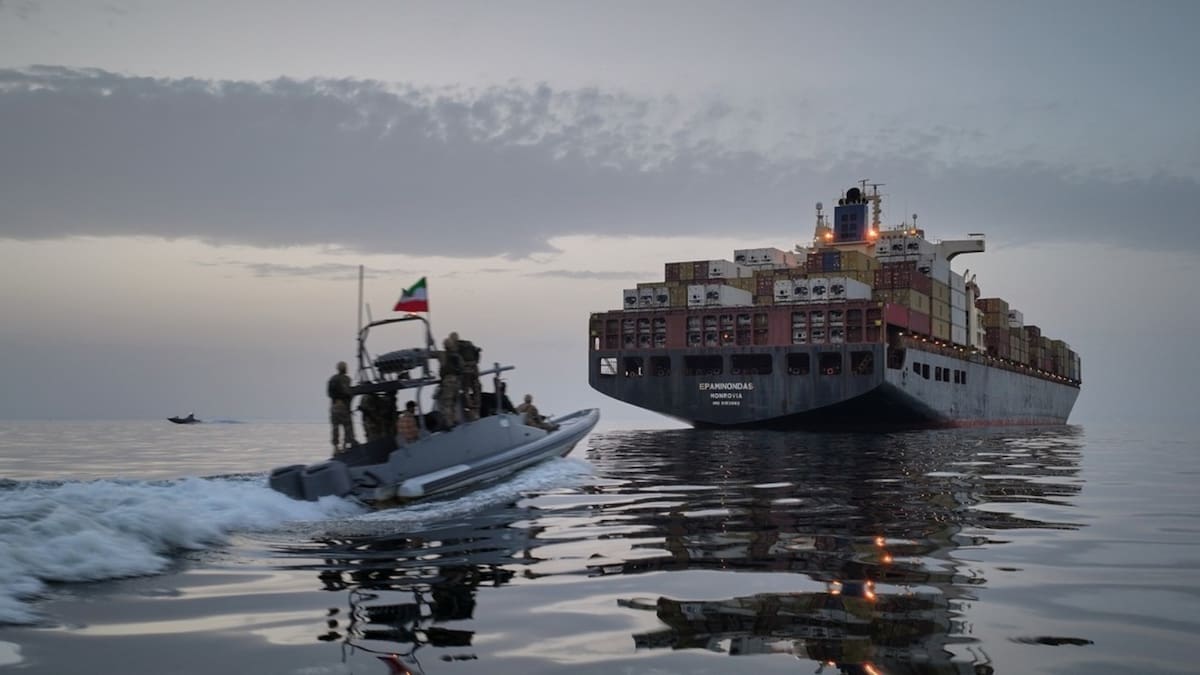 Irán advirtió que atacará cualquier fuerza extranjera que intente cruzar el estrecho de Ormuz sin coordinación militar, mientras Trump anunció el “Proyecto Libertad” para escoltar buques comerciales retenidos en la vía marítima estratégica a partir de este lunes