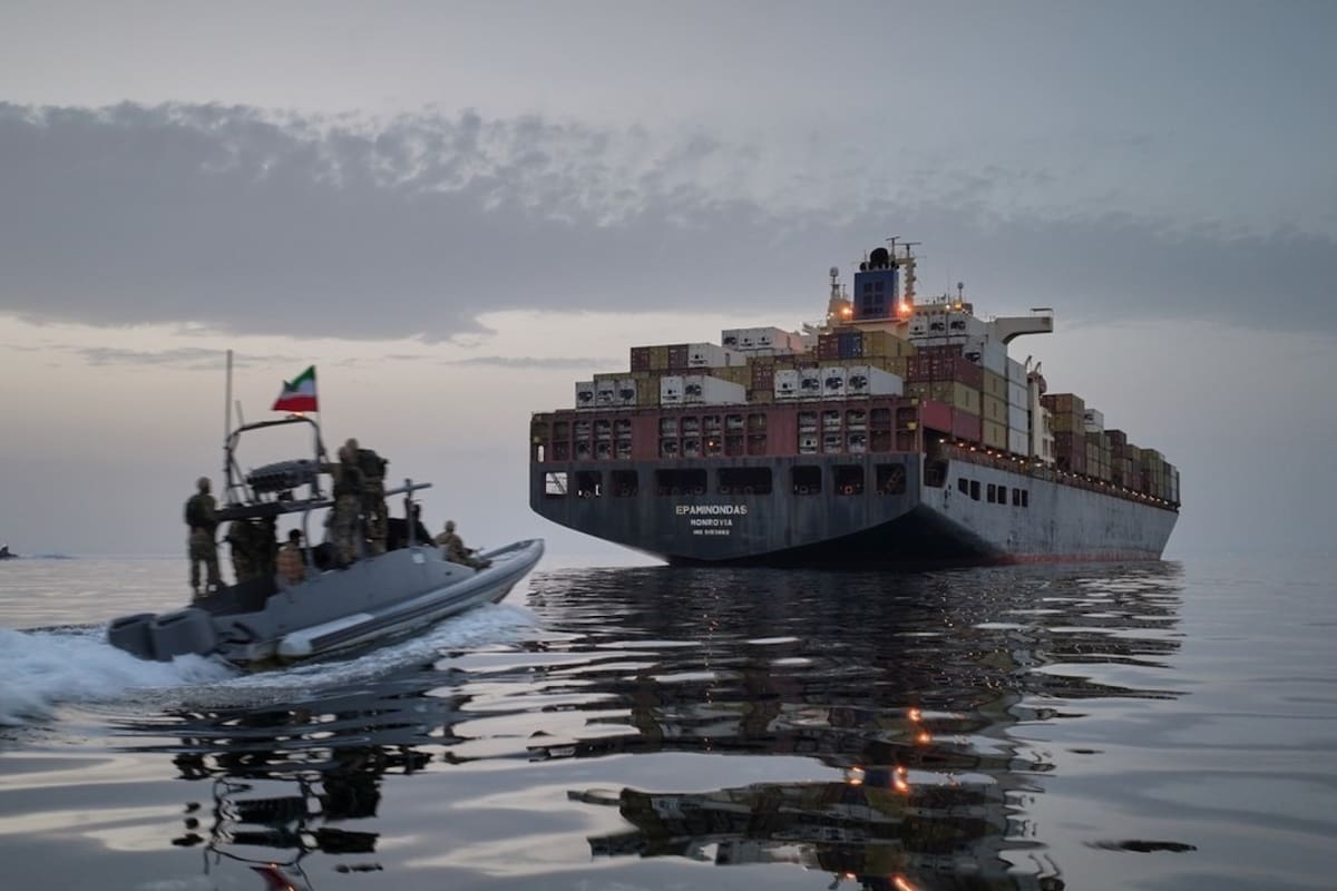 Irán advirtió que atacará cualquier fuerza extranjera que intente cruzar el estrecho de Ormuz sin coordinación militar, mientras Trump anunció el “Proyecto Libertad” para escoltar buques comerciales retenidos en la vía marítima estratégica a partir de este lunes