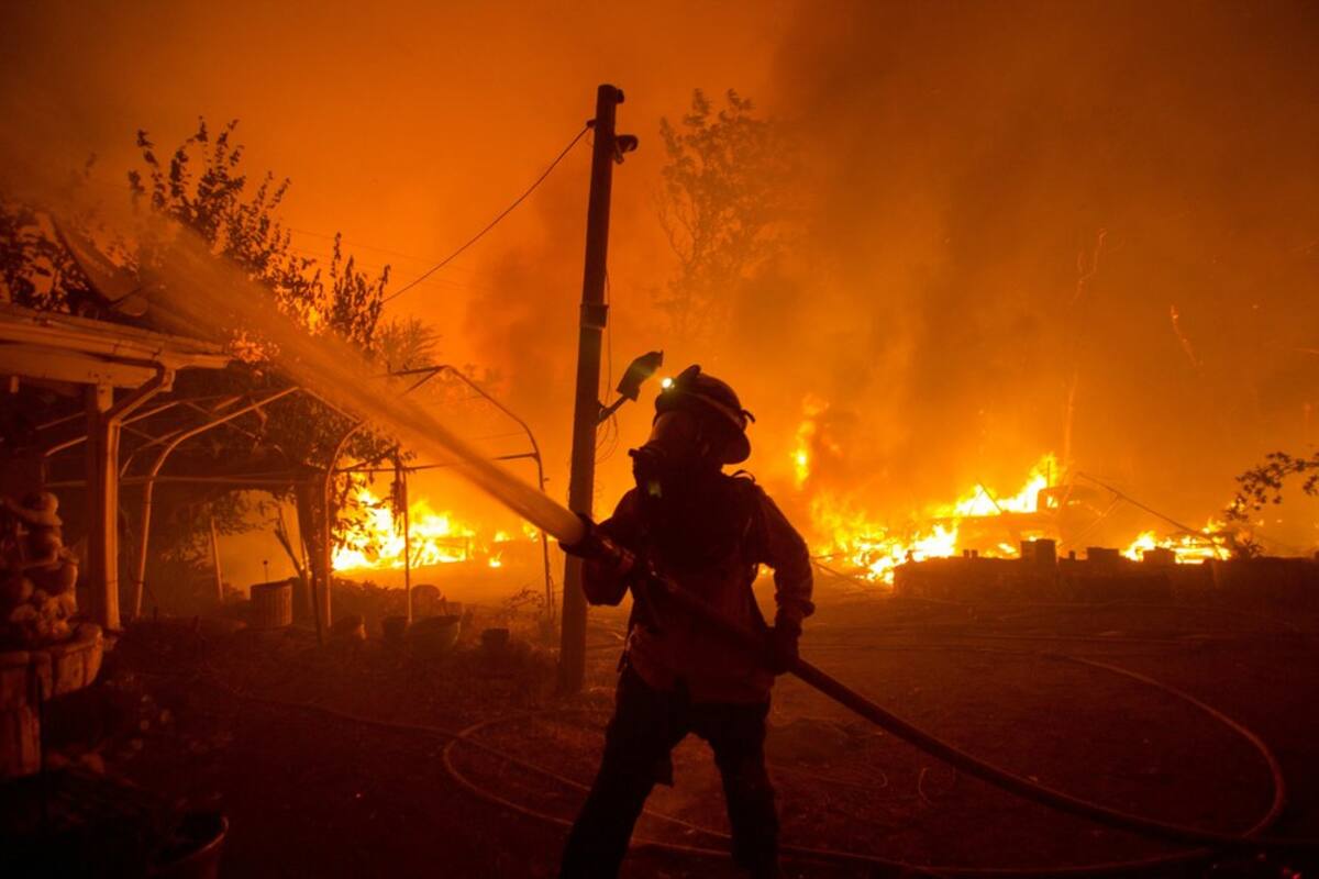 Impresionante "tornado de fuego" en California pone en predicamento a cuerpo de bomberos