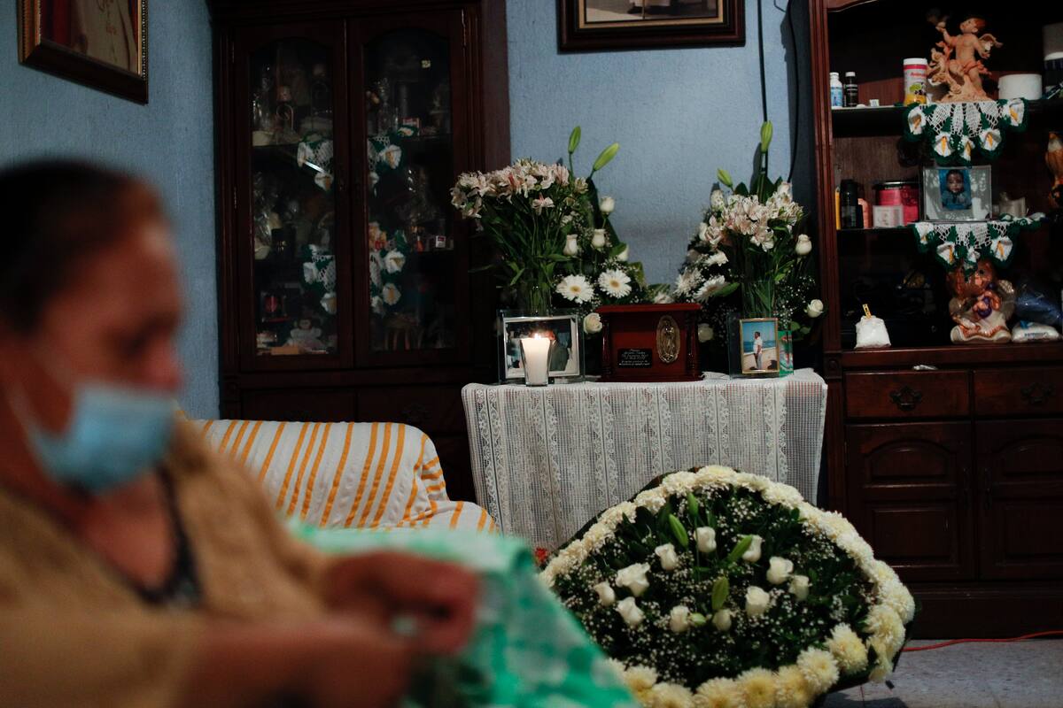Marisela Briseno Garcia se sienta en la silla que solía ocupar su padre mientras llora después de que su familia haya traído las cenicas de éste, Manuel Briseño, de 78 años, quien murió el martes de complicaciones por el nuevo coronavirus en el barrio de Iztapalapa, en Ciudad de México, el miércoles 22 de abril de 2020. (AP Foto/Rebecca Blackwell)