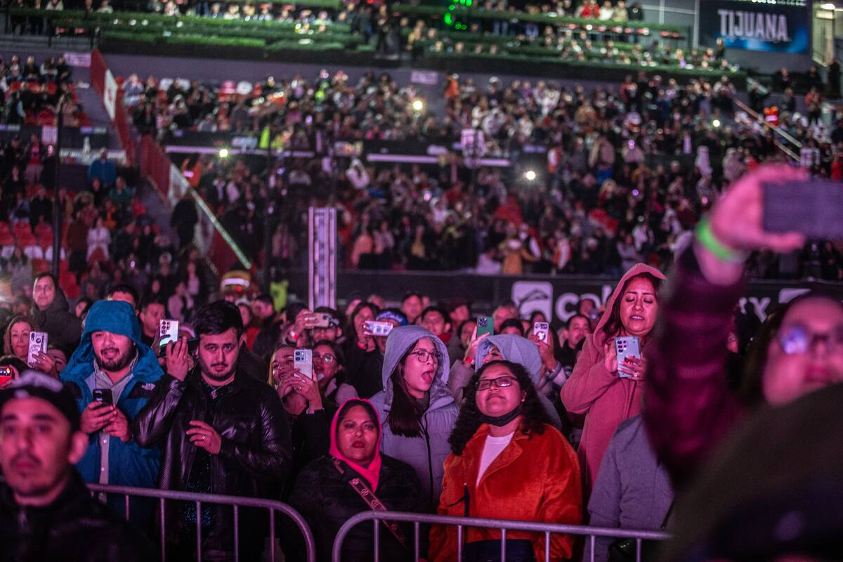 Tras 15 minutos de espera, las luces de la tarima se apagaron para dar paso al sabor y enjundia del conjunto capitalino.