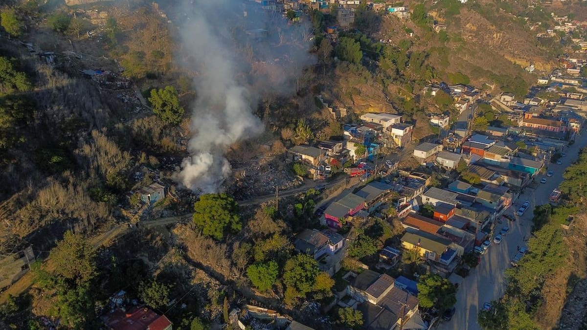 Bomberos controlaron el siniestro sin reportar heridos; el lugar estaba lleno de basura y escombros. Foto: Border Zoom