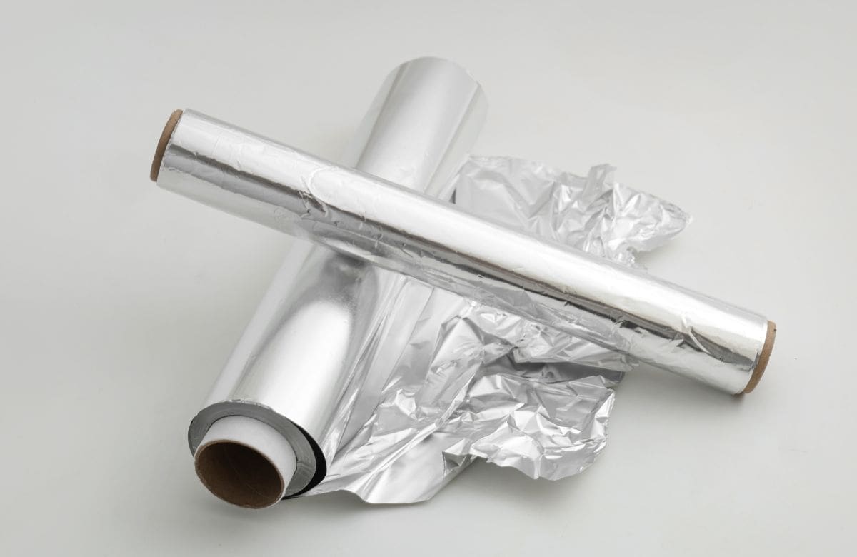 Poner papel aluminio en las ventanas puede reducir el calor en casa, pero expertos advierten que hacerlo por dentro puede afectar el cristal. | Foto: Especial.