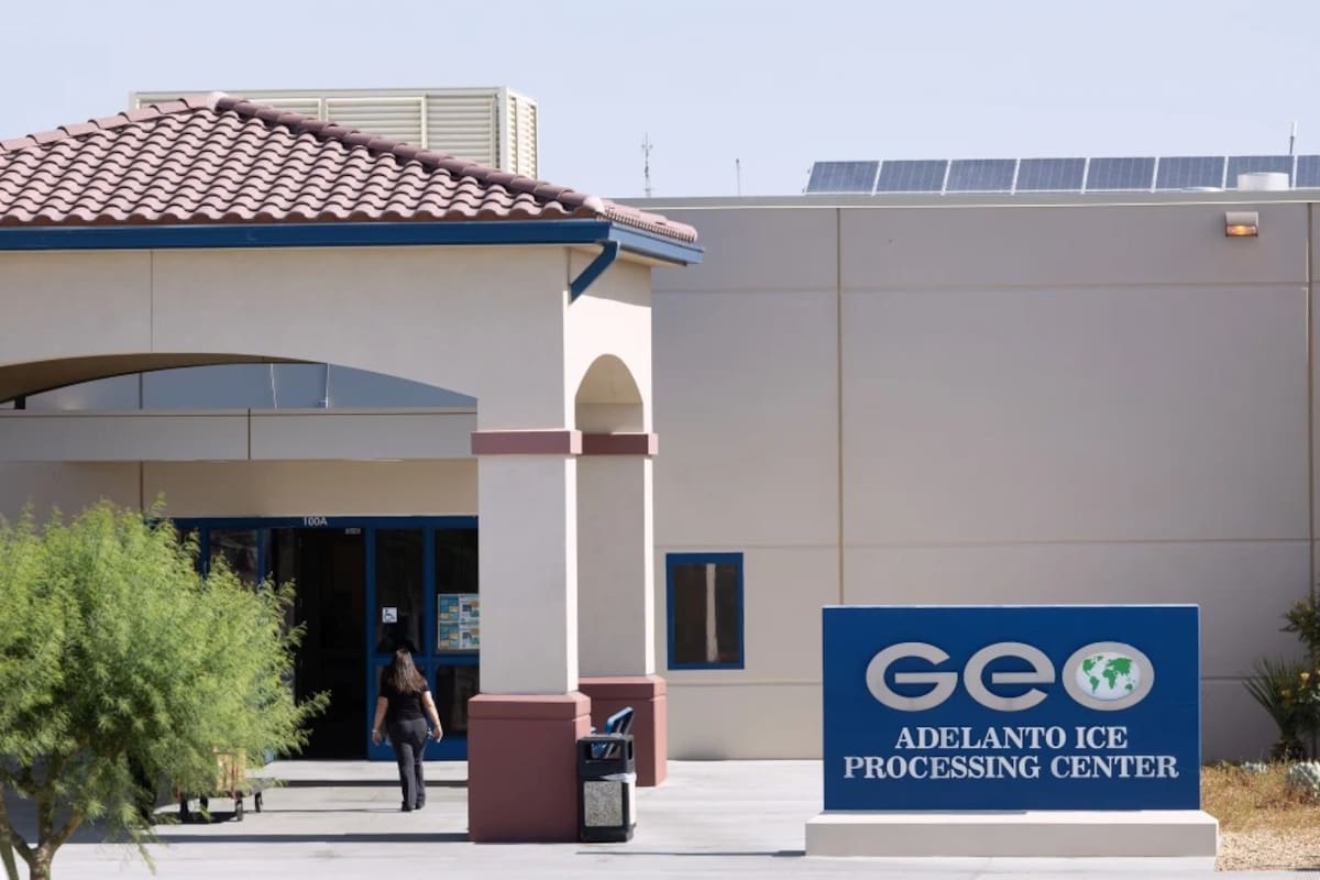 Una persona camina cerca de la entrada del Centro de Procesamiento de ICE GEO Adelanto en Adelanto, California, el 17 de junio de 2025. | Crédito: Myung J. Chun/Los Angeles Times vía AP