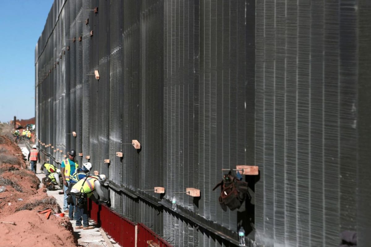 Nuevo muro metálico en frontera con México busca frenar migración con calor extremo