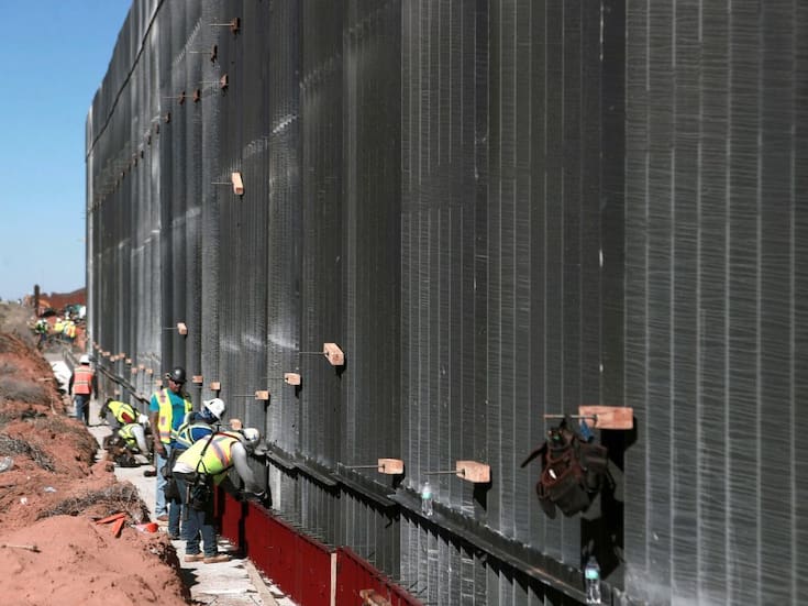 Nuevo muro metálico en frontera con México busca frenar migración con calor extremo