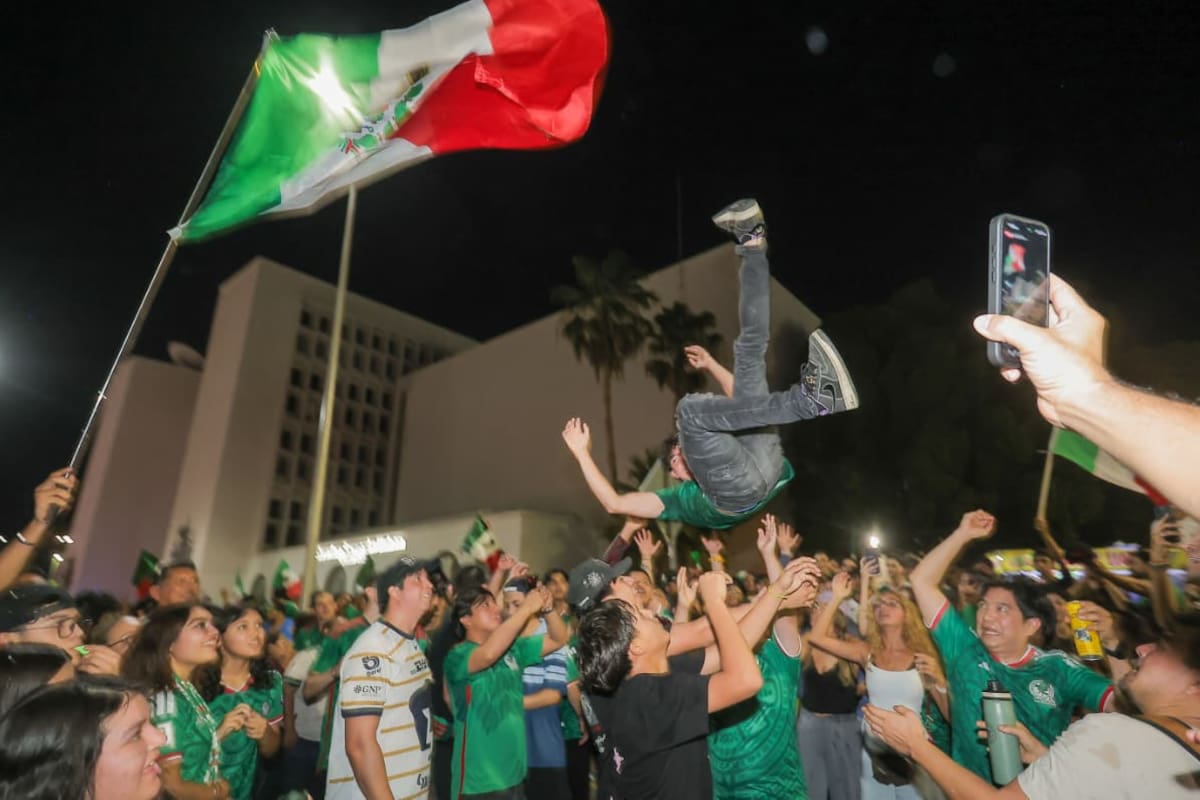 Hermosillenses celebran frente al Museo de la Unison el triunfo de México ante Ecuador en el Mundial 2026