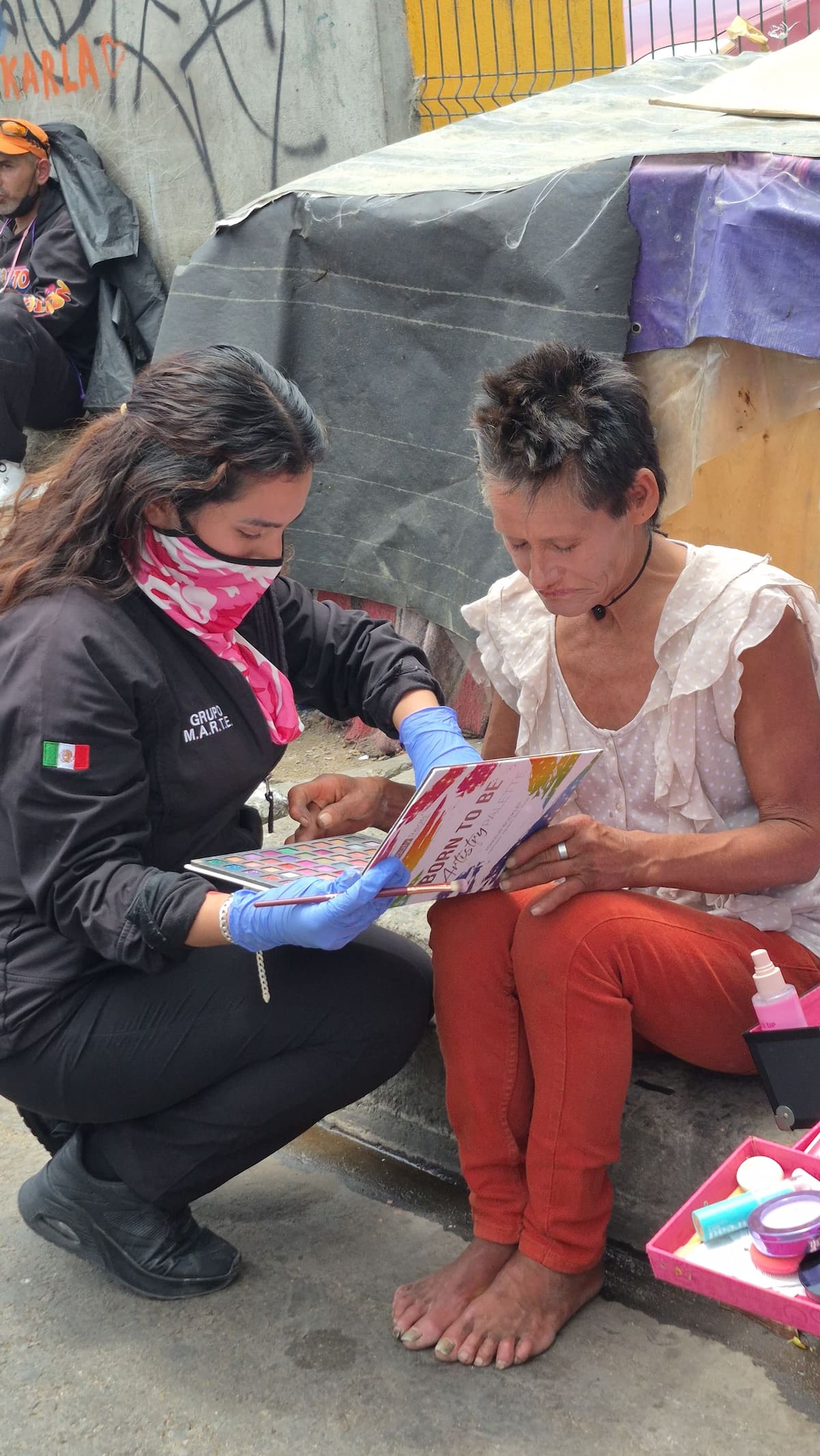 Enfermeras de una asociación civil brindan maquillaje y productos de belleza a mujeres en situación de calle de Tijuana, buscando devolverles autoestima, dignidad y esperanza. Foto: Khennia Reyes.