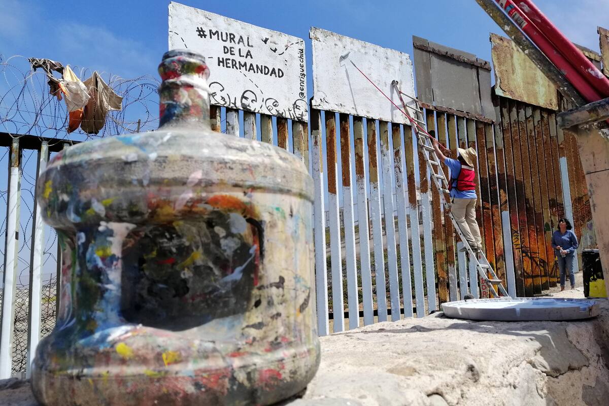 Convierten el muro en un cine y un lienzo artístico