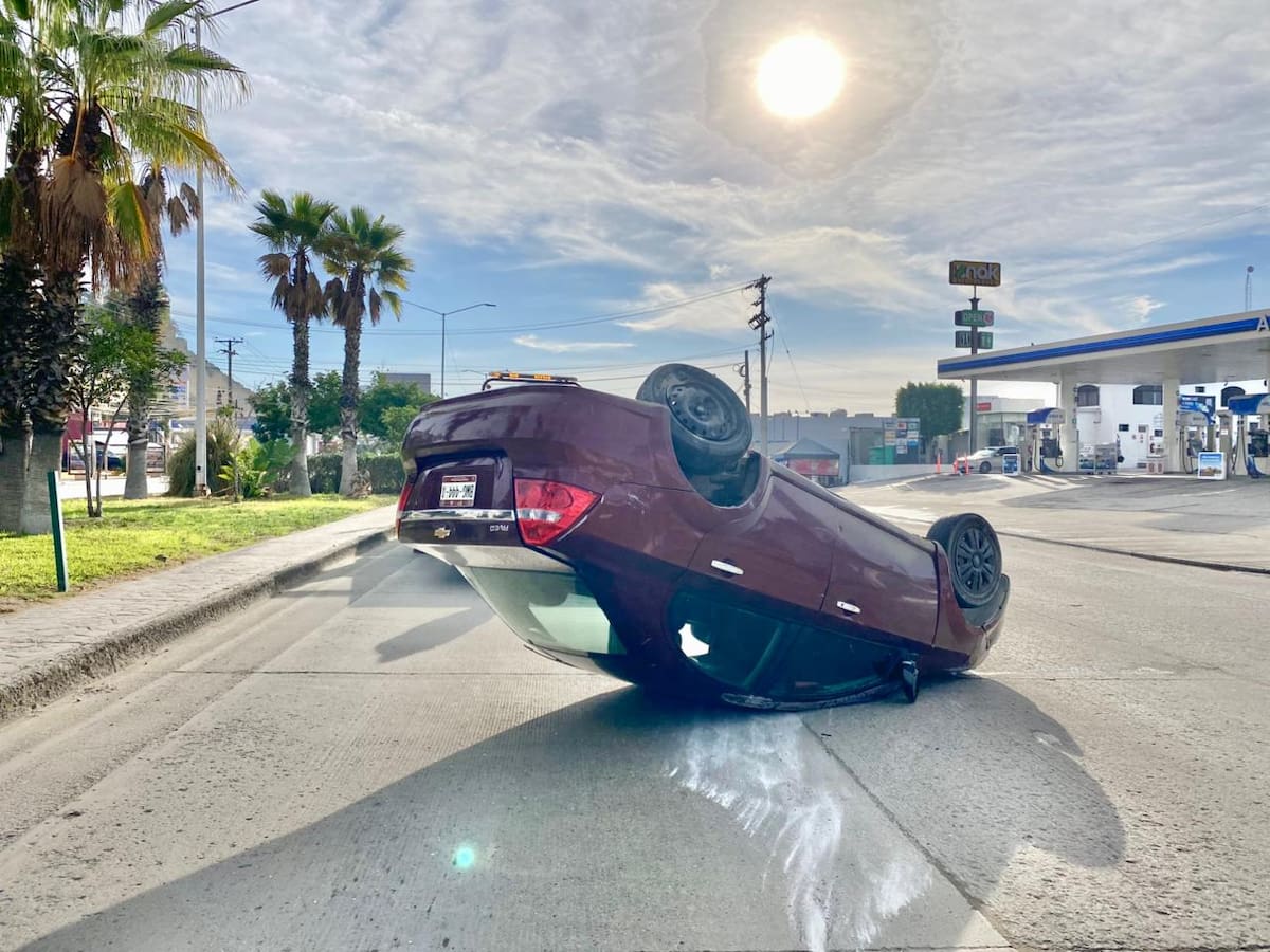 El accidente ocurrió en la colonia Los Álamos y no se reportaron personas con lesiones graves. Foto: Border Zoom