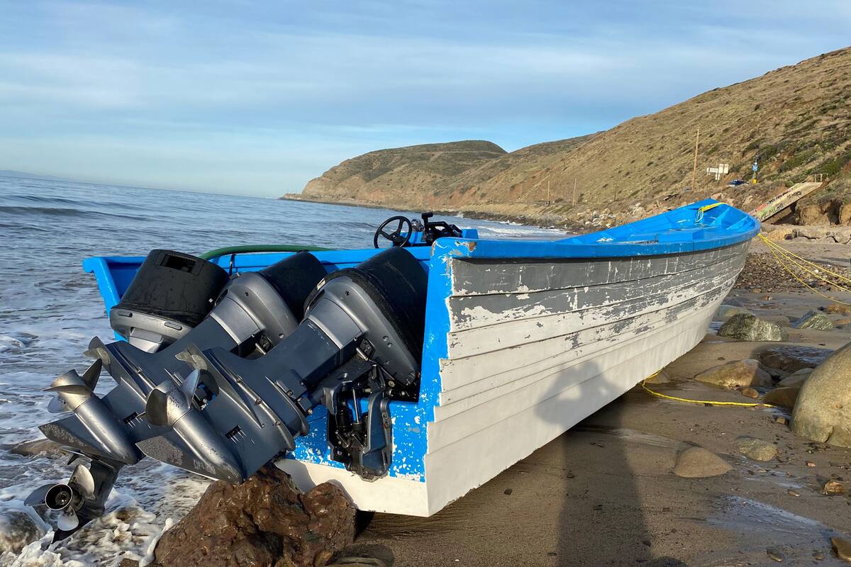 Encuentran bote abandonado con mariguana en playa de California