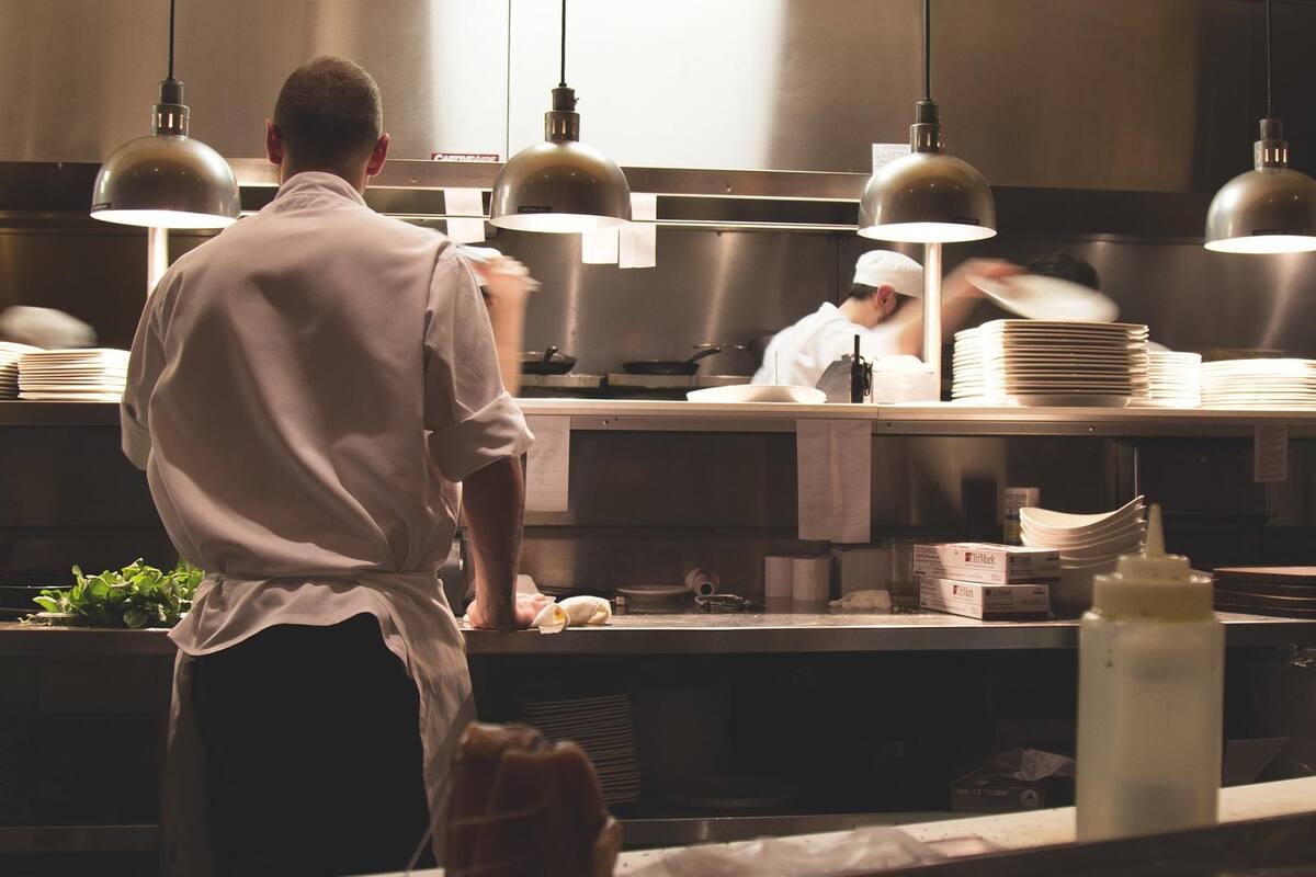 Suspenden servicio de servido de alimentos en Tucson por Covid-19