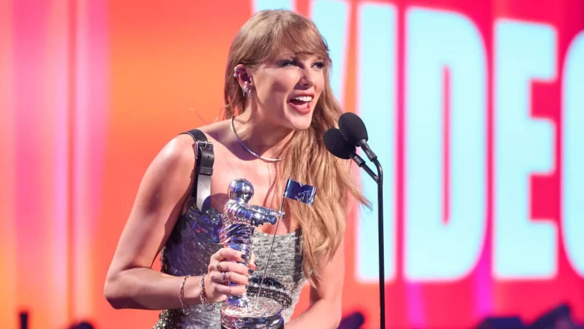 Taylor Swift agradece a Travis Kelce tras ganar 'Video del Año' en los VMA / Foto: Especial