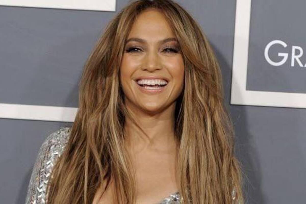 JLo muestra foto con vestido de novia